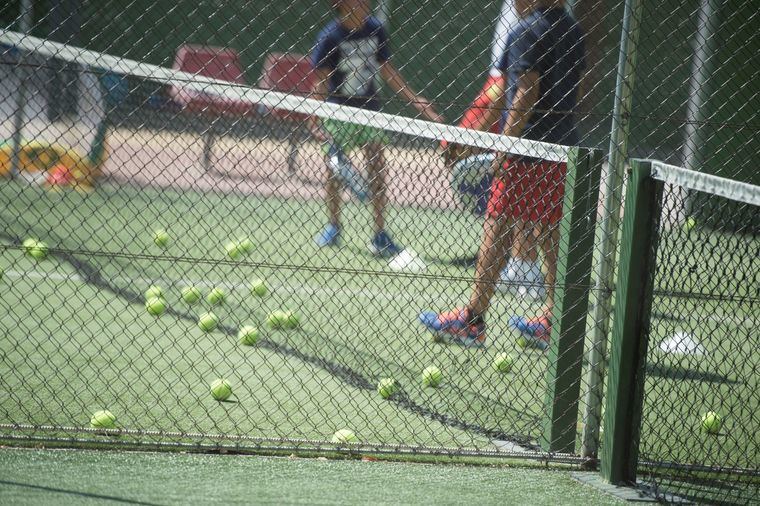 El Ayuntamiento renovará el césped artificial de las pistas de tenis del polideportivo municipal Carlos Ruiz