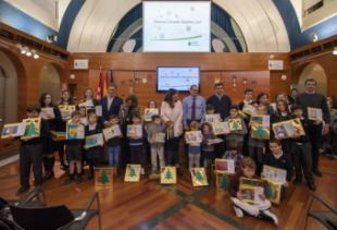 El Ayuntamiento de Pozuelo entrega los premios de los concursos escolares navideños de Belenes, Árboles y Felicitaciones