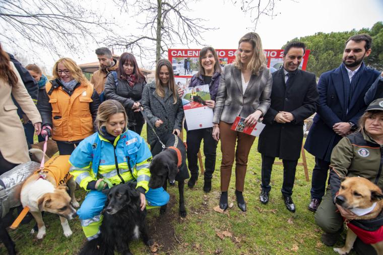 Pozuelo de Alarcón acoge la presentación del calendario solidario contra el abandono y por la adopción de mascotas