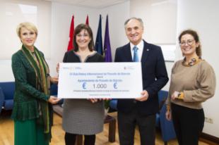 El Ayuntamiento recibe mil euros del Club Rotary Internacional de Pozuelo de Alarcón con los que se premiará a menores en riesgo de exclusión social de la ciudad