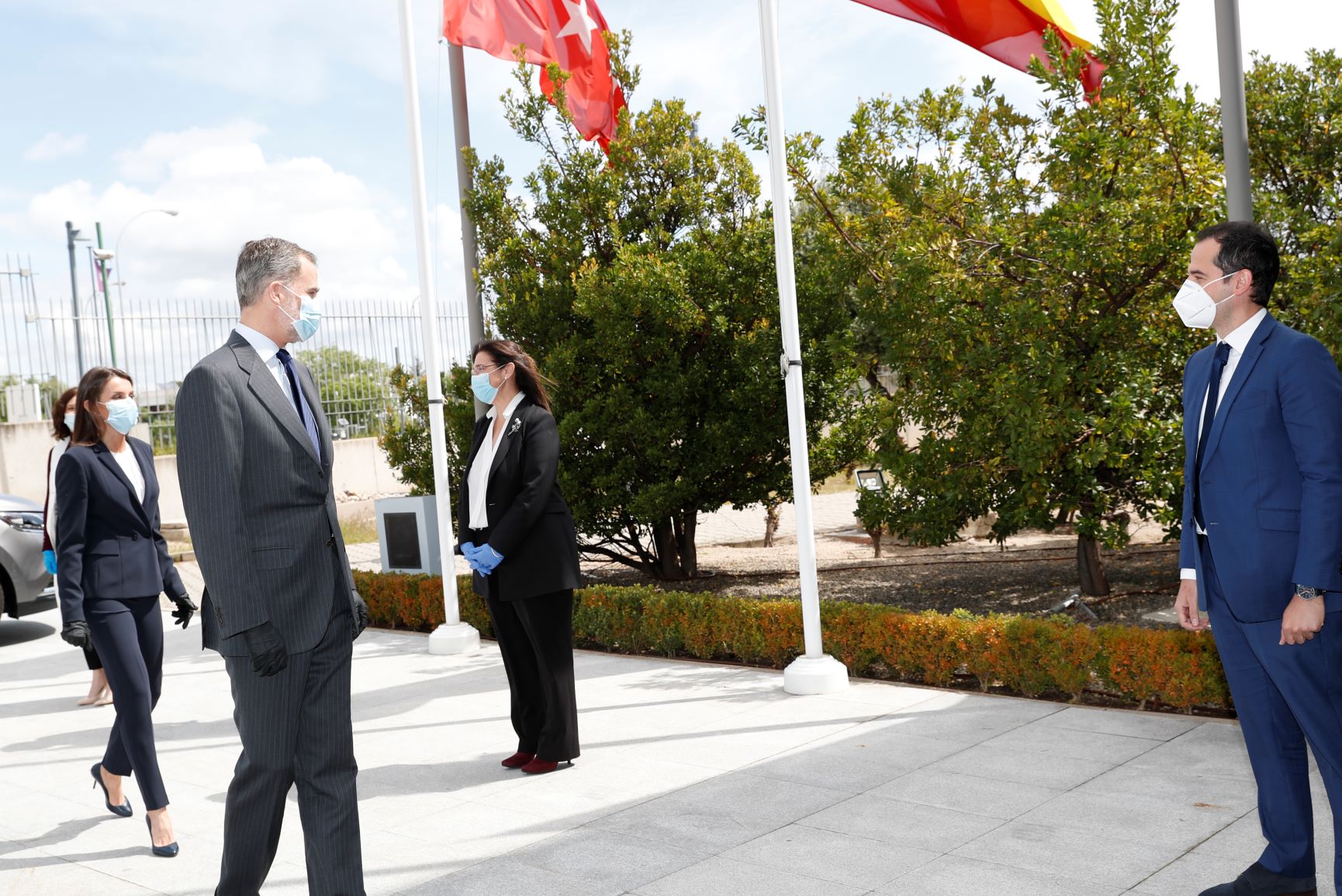 La alcaldesa de Pozuelo asiste junto con SSMM los Reyes a la visita a la ASEM112, emplazada en la ciudad