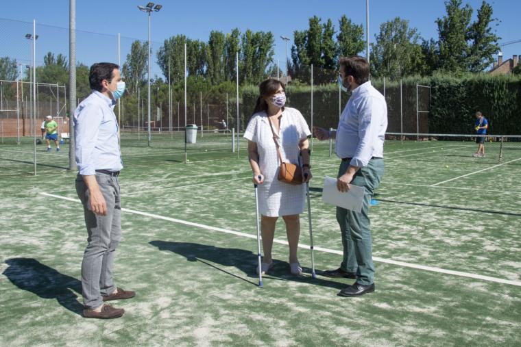 Renovado el césped artificial de las pistas de tenis del polideportivo municipal Carlos Ruiz