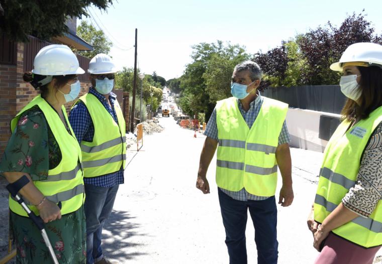 Continúan a buen ritmo las obras de eliminación de barreras arquitectónicas en la calle Burgos, de la urbanización La Cabaña