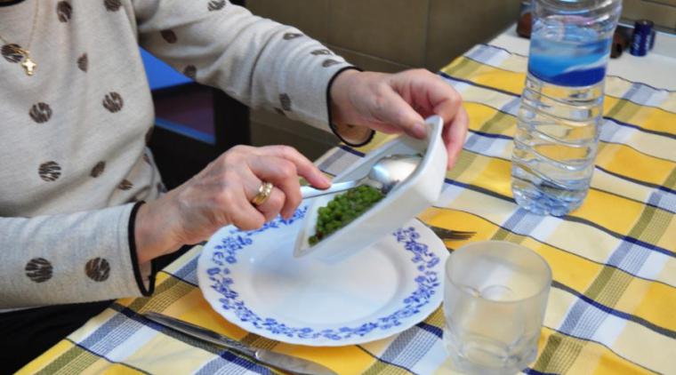 El Ayuntamiento seguirá ofreciendo el servicio de comida a domicilio, mejorado, para aquellas personas que más lo necesitan