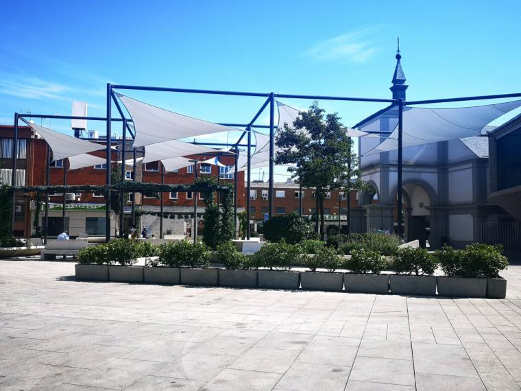 Instalada la cubierta textil en la Plaza del Padre Vallet de Pozuelo de Alarcón con la que se mejora este entorno