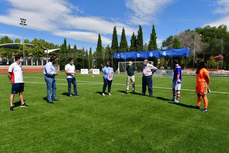 El campo de fútbol del polideportivo El Pradillo ya cuenta con un nuevo césped artificial que beneficiará a más de un millar de deportistas de la ciudad