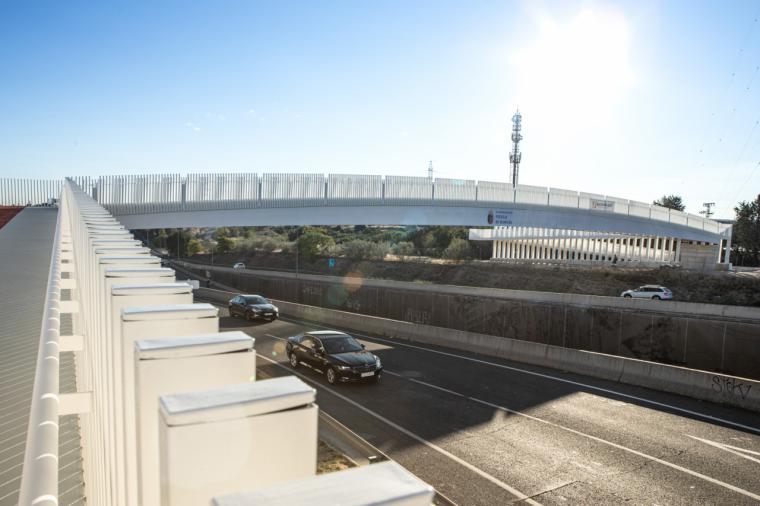 La alcaldesa inaugura una pasarela peatonal y ciclista sobre la M-503 que conecta el casco urbano y las urbanizaciones