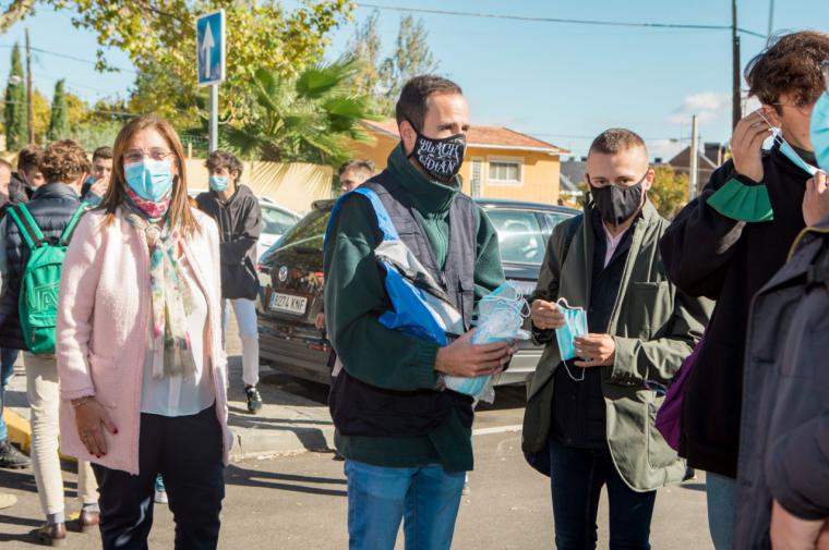 Un equipo de monitores conciencia a los jóvenes sobre la importancia de usar mascarilla