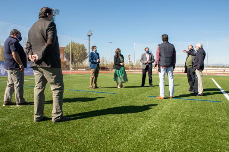 Renovada la pista de atletismo y nuevo campo de césped artificial en la Ciudad Deportiva Valle de las Cañas de Pozuelo de Alarcón