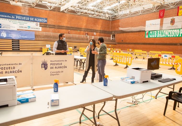 La alcaldesa visita el polideportivo El Torreón donde este martes comienzan los test de antígenos para detectar el Covid-19