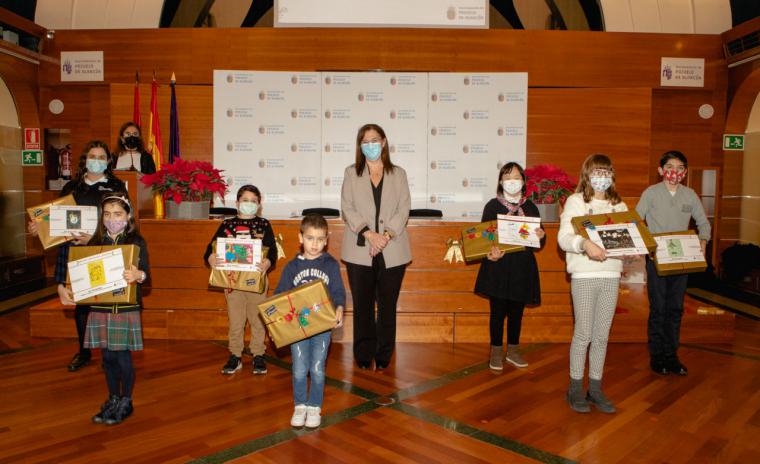 Los escolares de Pozuelo reciben sus premios de los concursos de Belenes, felicitaciones y árboles de Navidad