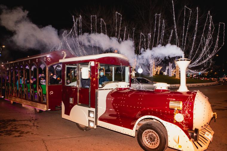 La alcaldesa disfruta junto a los vecinos de un viaje en el “Tren de la Navidad”