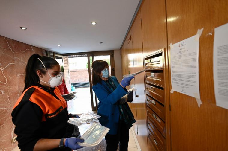 Pozuelo de Alarcón comienza a entregar las primeras 100.000 mascarillas en los buzones de todos los domicilios de la ciudad