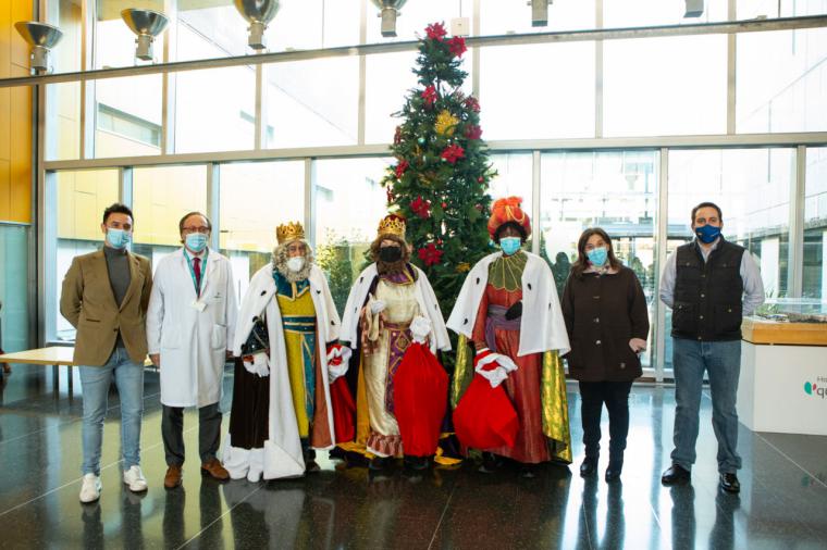 La alcaldesa de Pozuelo acompaña a Melchor, Gaspar y Baltasar en su visita a los niños hospitalizados en el hospital Quirón