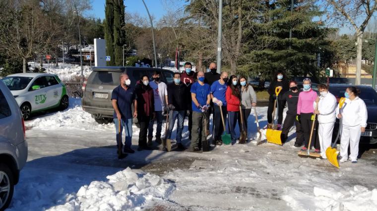 Los clubes deportivos de Pozuelo se suman a las labores de retirada de nieve en los exteriores de las instalaciones deportivas este fin de semana