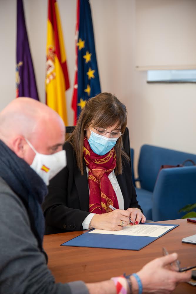 La alcaldesa firma con Cáritas un convenio de colaboración para ayudar a las personas en situación de vulnerabilidad