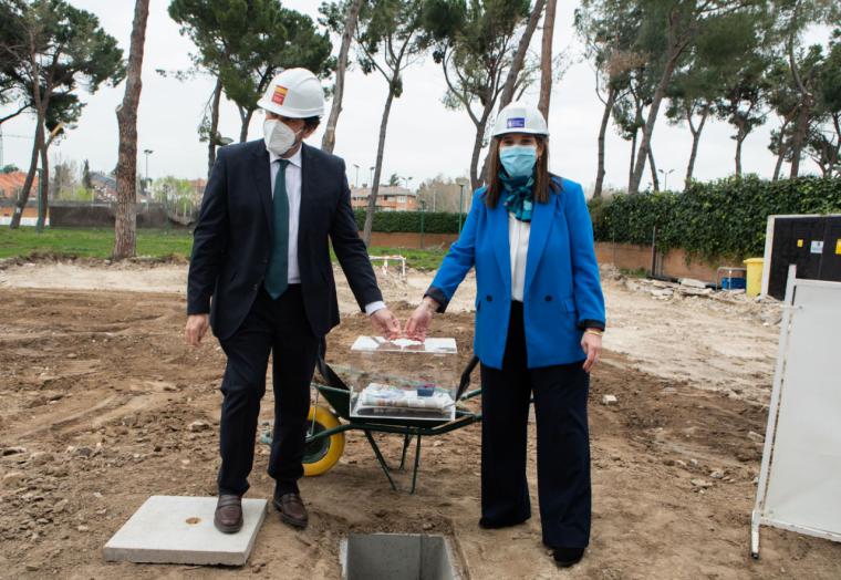 La alcaldesa de Pozuelo y el consejero de Vivienda y Administración Local colocan la primera piedra para la construcción de la piscina climatizada y un edificio en el polideportivo Carlos Ruiz