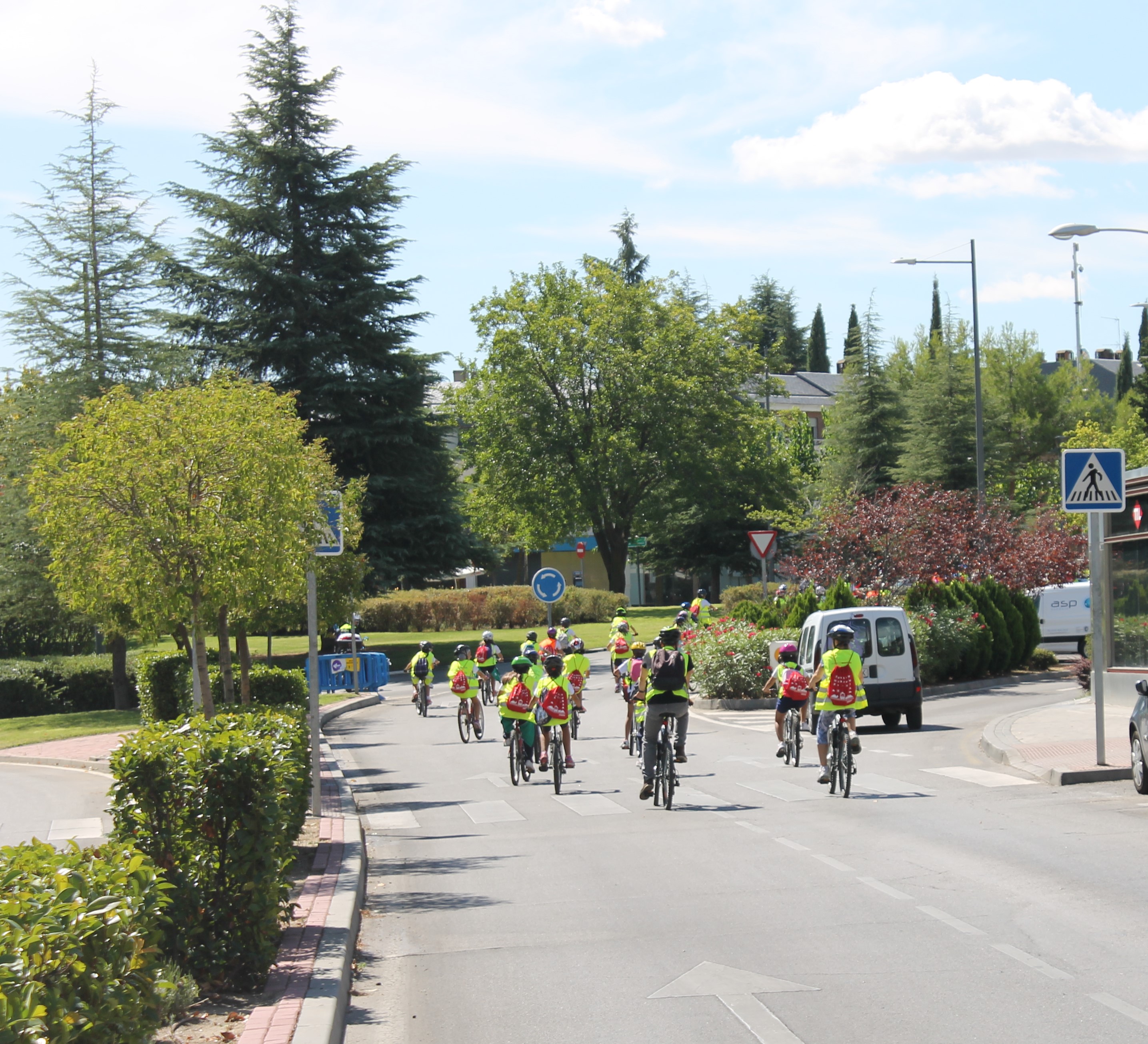 Alumnos de Pozuelo aprenden sobre medio ambiente y seguridad vial en las rutas cicloambientales por la ciudad