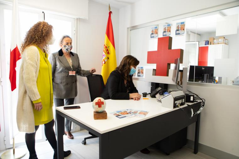 Pérez Quislant visita la sede de Cruz Roja en la ciudad para interesarse por el desarrollo de “Pozuelo Responde”