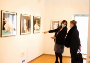 Pérez Quislant visita la exposición fotográfica sobre Marilyn Monroe en el Centro Cultural Padre Vallet de Pozuelo