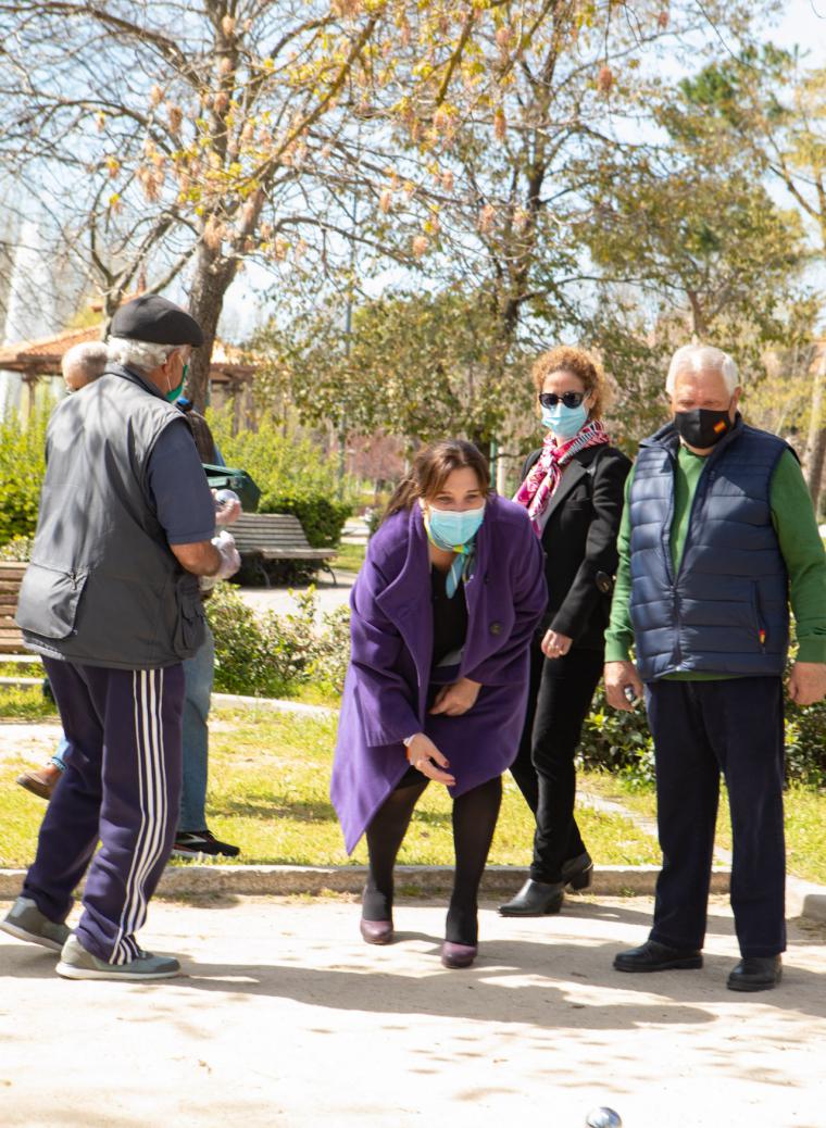 Pérez Quislant visita las nuevas dependencias para los usuarios de los campos de petanca del Parque Alcalde José Martín Crespo