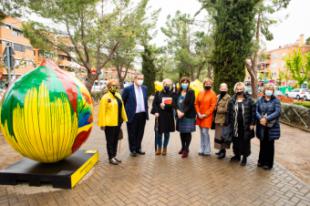 Ocho limones de grandes dimensiones decoran y llenan de color la Avenida de Europa de Pozuelo de Alarcón