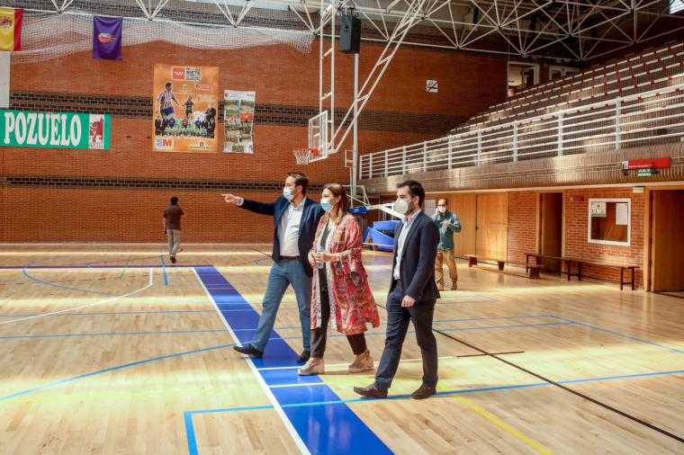 La alcaldesa visita el polideportivo El Torreón para comprobar el resultado de la instalación de la nueva tarima