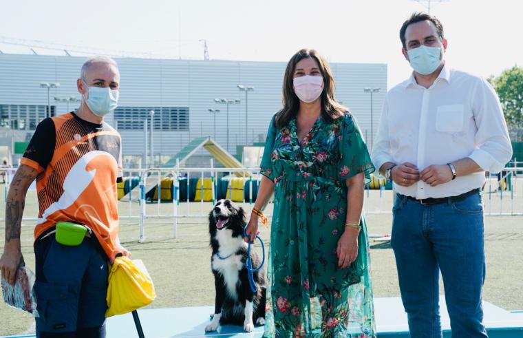 La alcaldesa entrega los trofeos a los ganadores de las pruebas Agility que se han celebrado en el polideportivo Carlos Ruiz