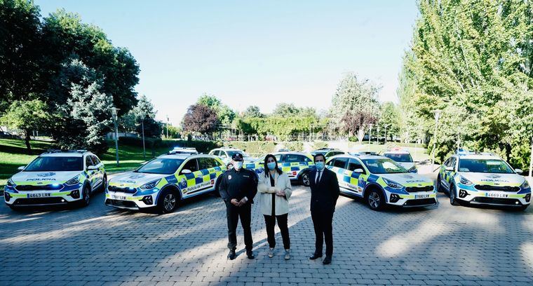 La alcaldesa de Pozuelo presenta nueve coches patrulla de la Policía Municipal