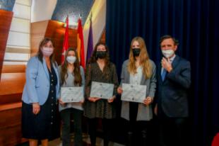 Tres alumnas de Pozuelo reciben la beca para estudiar en la Universidad Francisco de Vitoria