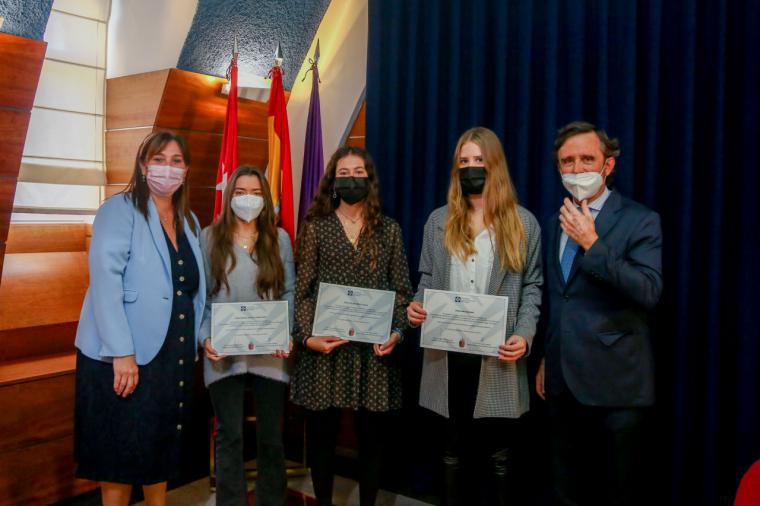 Tres alumnas de Pozuelo reciben la beca para estudiar en la Universidad Francisco de Vitoria