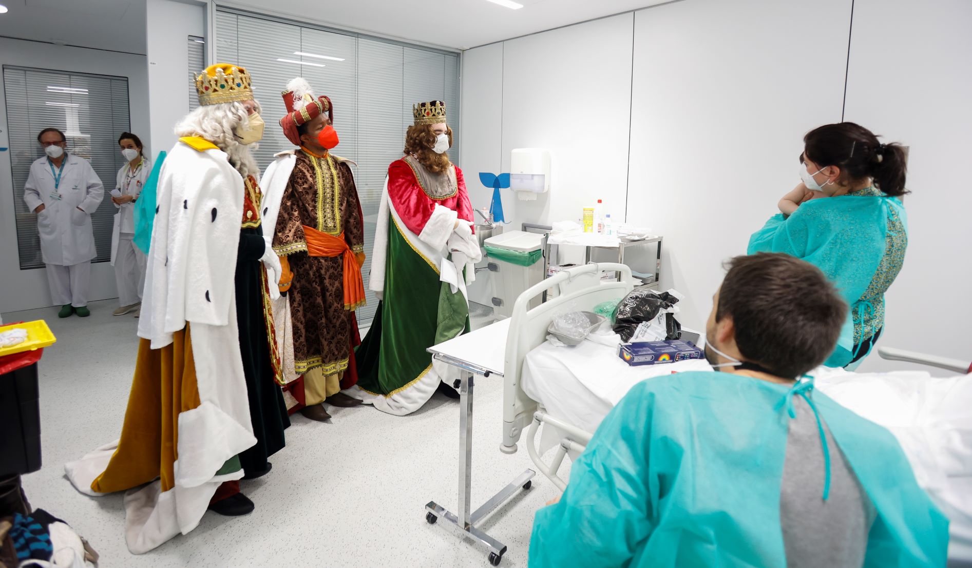 Los niños hospitalizados en el hospital Quirón de Pozuelo reciben la visita de los Reyes Magos