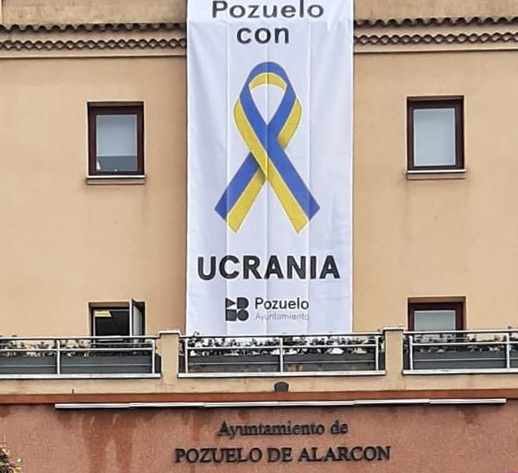 El Gobierno municipal instala una pancarta de apoyo a Ucrania en la fachada del Ayuntamiento