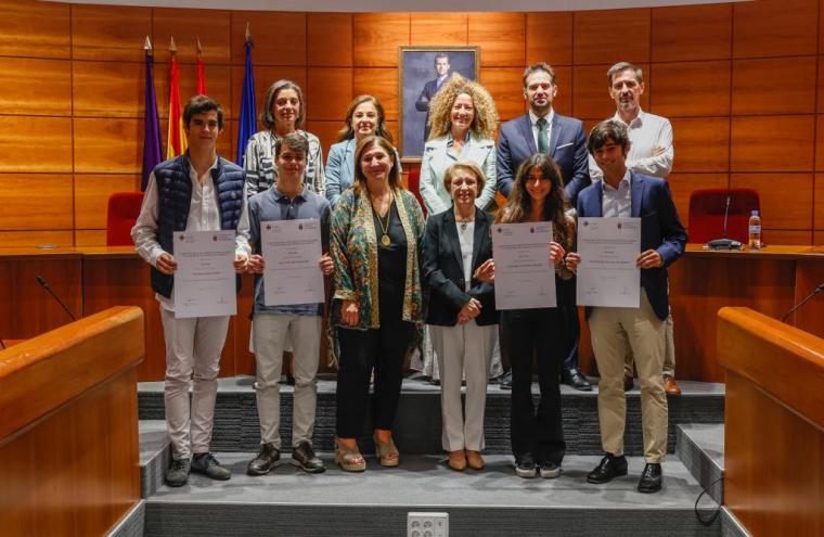 El Ayuntamiento de Pozuelo de Alarcón entrega cuatro becas a alumnos de la ciudad para estudiar en la Universidad San Pablo CEU