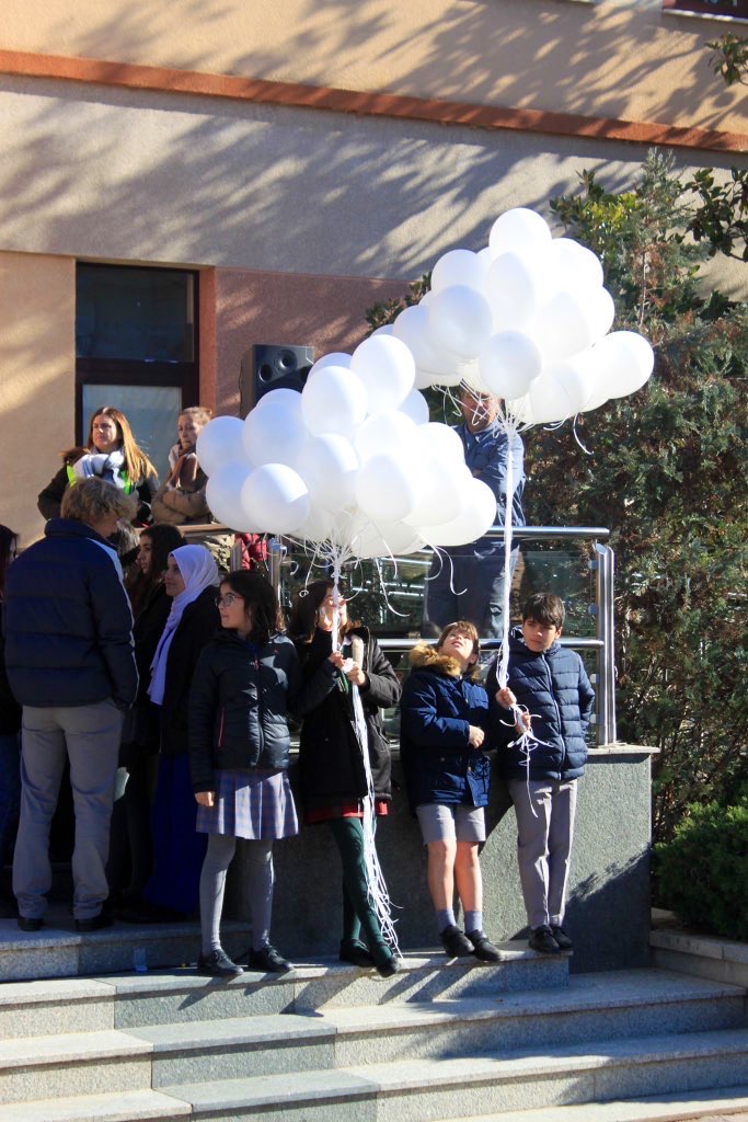 Más de 200 alumnos de Pozuelo conmemoran el Día Escolar de la No Violencia y la Paz