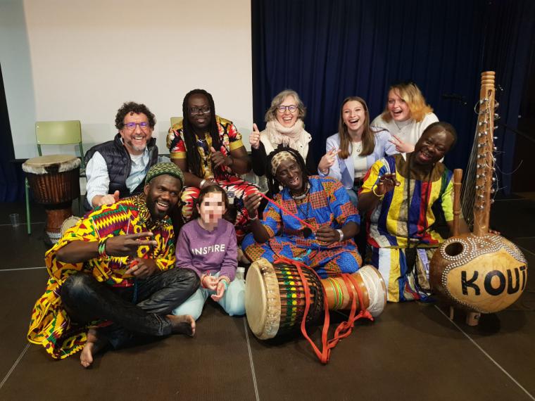En la foto, las dos alumnas francesas, con los componentes del grupo Sico Bana, del concierto de música africana que tuvo lugar el 16 de marzo en la EOI de Pozuelo