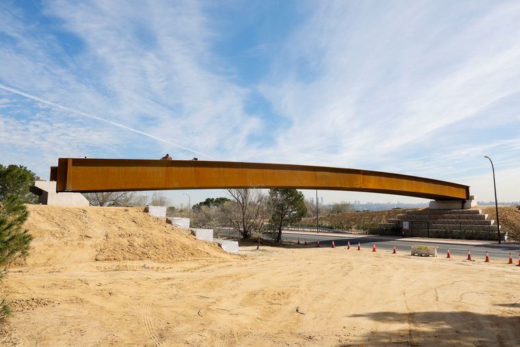 Nueva pasarela peatonal y ciclista sobre la antigua M-508 que une los cascos con la zona de Húmera