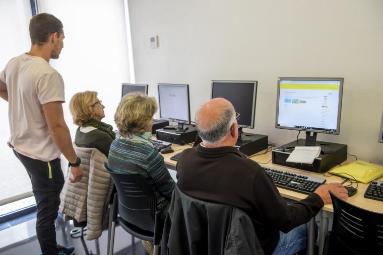 “Trámites por internet”, “Redes sociales” y “Mindfulness y meditación”, novedades para el próximo curso de los mayores de Pozuelo