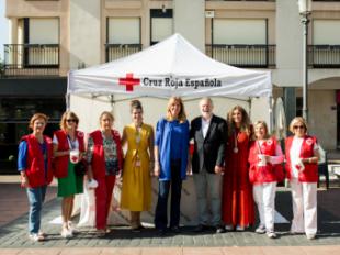 La alcaldesa visita la mesa petitoria de Cruz Roja instalada en la Plaza Mayor de Pozuelo