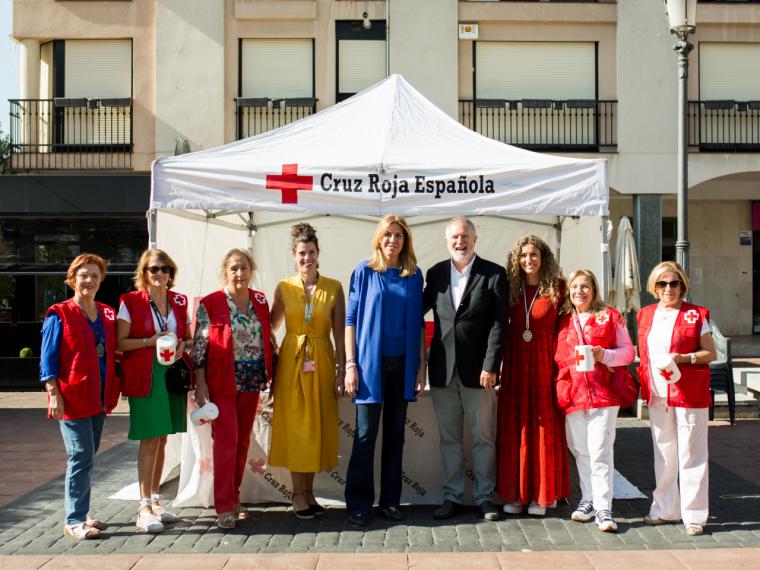 La alcaldesa visita la mesa petitoria de Cruz Roja instalada en la Plaza Mayor de Pozuelo