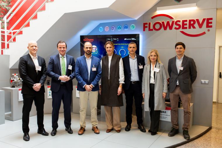 La alcaldesa de Pozuelo visita la empresa Flowerserve en la puesta en marcha de una instalación fotovoltaica