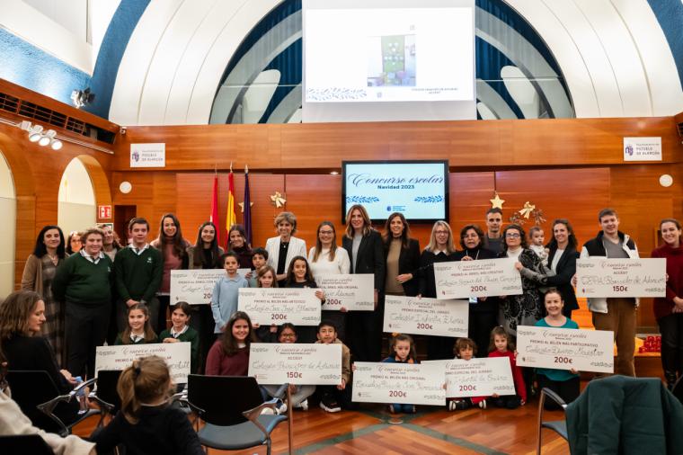 El Ayuntamiento reconoce la creatividad de los alumnos en los concursos escolares navideños de belenes, árboles y felicitaciones