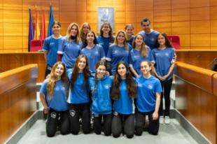 La alcaldesa recibe y felicita al Club de Natación Pozuelo Femenino por su ascenso a Primera División Nacional