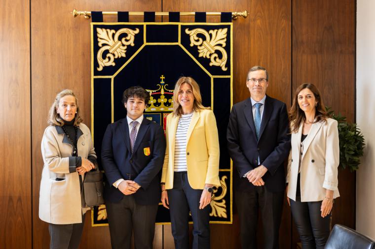 La alcaldesa felicita al joven Álvaro Garmendia por su premio al mejor orador en el Torneo Intermunicipal de Debate Escolar de la UFV