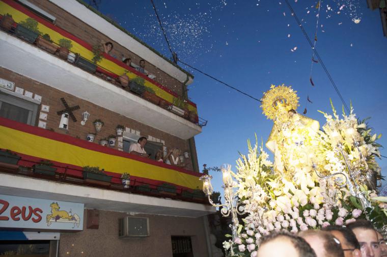 Para engalanar los balcones durante las fiestas, el ayuntamiento regala banderas de España