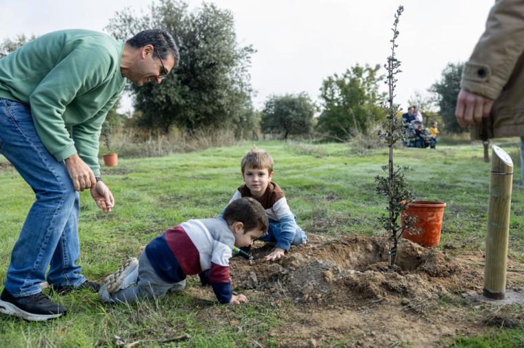 Aproximadamente 200 niños que vinieron al mundo en 2022 y 2023 cuentan con un árbol que lleva su nombre en el Parque Forestal Adolfo Suárez