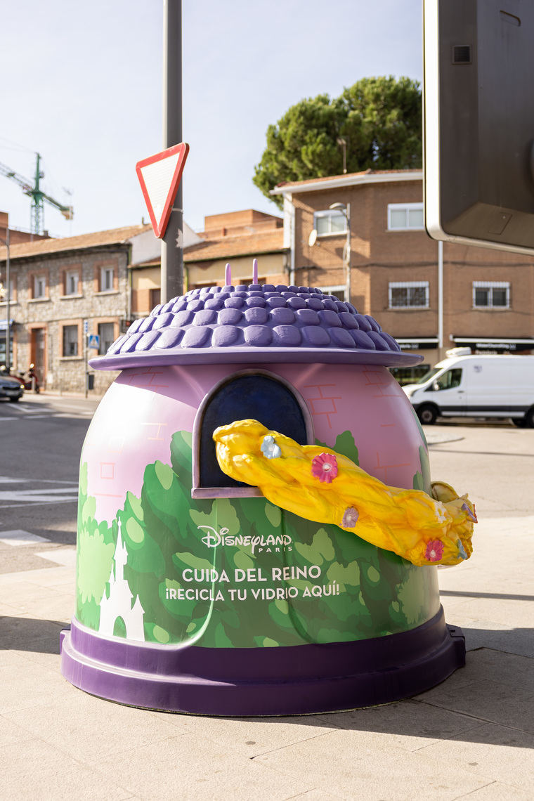 Las calles de Pozuelo de Alarcón vuelven a llenarse de reciclaje de vidrio con iglús decorados por Disneyland Paris.