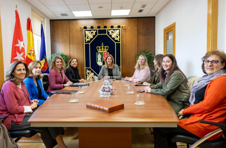 La alcaldesa de Pozuelo, Paloma Tejero, se reúne con fundaciones para apoyar a mujeres embarazadas en riesgo