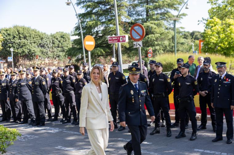 Pozuelo de Alarcón rinde homenaje a la Policía Nacional con una escultura del Santo Ángel Custodio