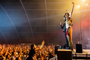 La banda La Unión Musical y el tributo a Adele atraen a miles de asistentes en las fiestas pozueleras